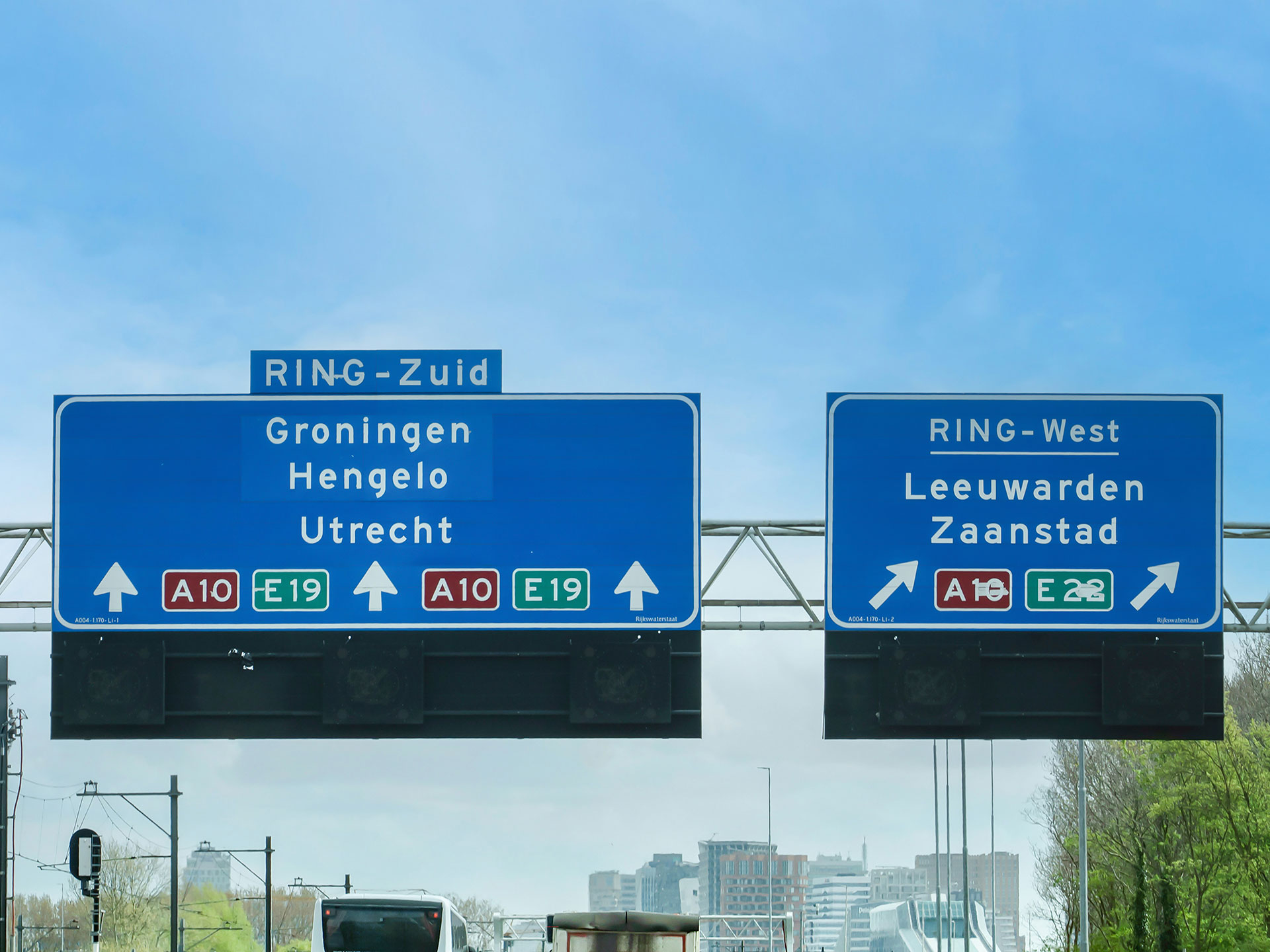 Señalización de autopista europea con rutas internacionales E19 y A10